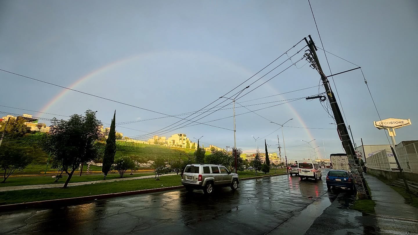 El tesoro al final...(Hope, faith, her vanity. The greatest gift is gold)
#luz #light #rainbow #arcoíris #rainnyday